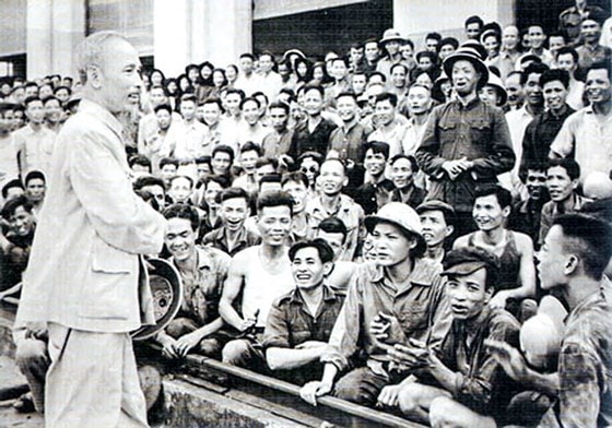 Chủ tịch Hồ Chí Minh thăm cán bộ, công nhân Nhà máy Xe lửa Gia Lâm (Hà Nội) ngày 19-5-1955.