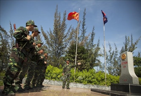 Đồn Biên phòng cửa khẩu quốc tế Hà Tiên thực hiện nghi thức giới thiệu lịch sử hình thành cột mốc 314 - cột mốc có số thứ tự cuối cùng trên tuyến biên giới đất liền Việt Nam - Campuchia. Ảnh: TTXVN.