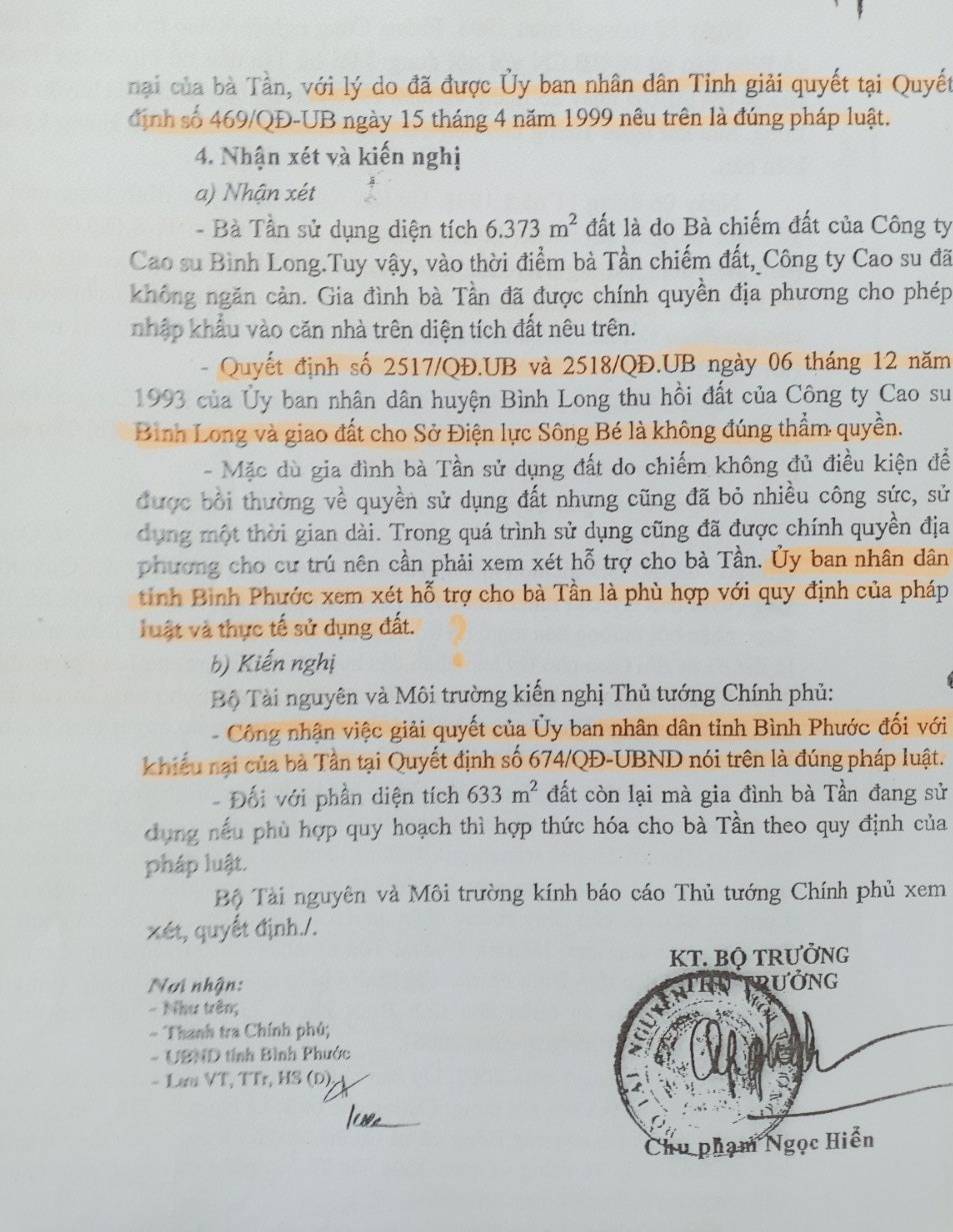 Trao đổi vơi phóng viê cho rằng việc thu hồi đất của dân để phân lô, bán nền cho cán bộ không có quyết định thu hồi đất là trái với quy định của pháp luật.n, đại diện người dân 