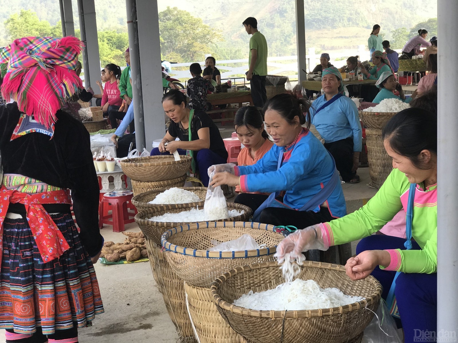 Bánh phở Nhắng đã trở thành nghề truyền thống, tạo thu nhập ổn định cho đồng bào dân tộc nơi đây