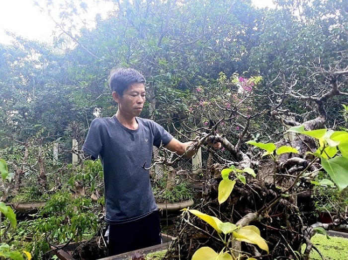 Với nghề đúc chậu cảnh, ông Dũng không những tạo dựng cơ ngơi của minh mà còn giúp sinh kế cho nhiều người khác