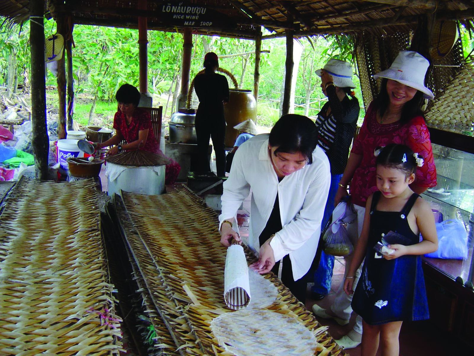 Tráng bánh tại khu du lịch Cần Thơ