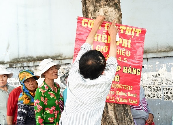 Anh Cường và những người thực hiện chương trình cố gắng tập cho bệnh nhân thói quen xếp hàng và trật tự khi nhận cơm