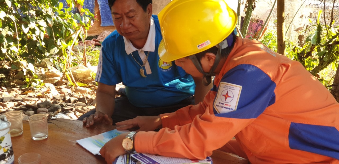 Nhân viên EVN tư vấn cho khách hàng