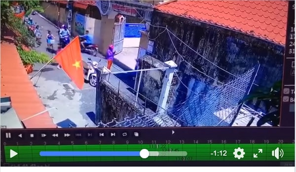 Hình ảnh được cắt từ clip về việc chị Mùi Mai “dựng” chi tiết “con phải đứng ở cổng trường” 