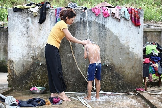 Các thầy cô giáo nơi đây vừa là thầy vừa là cha mẹ chăm lo cho các em.