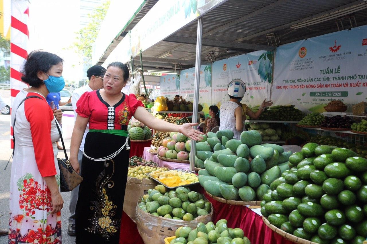 Khách tham quan mua sắm tại Tuần hàng.