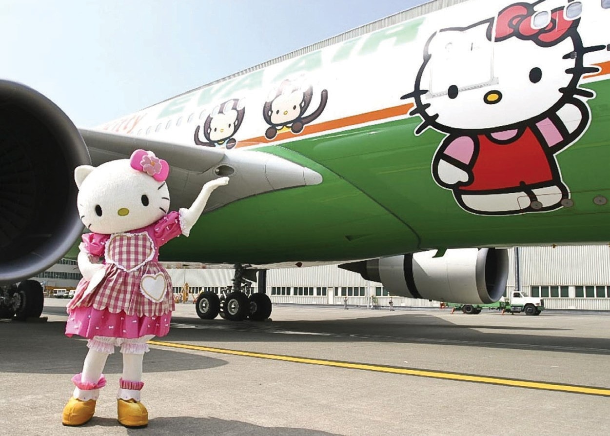 Hình ảnh Hello Kitty nổi tiếng được hãng hàng không lớn thứ hai của Đài Loan, Eva Air, đã sử dụng bắt đầu từ tháng 10 năm 2005 trên các chuyến bay giữa Đài Bắc, Tokyo và Fukuoka.