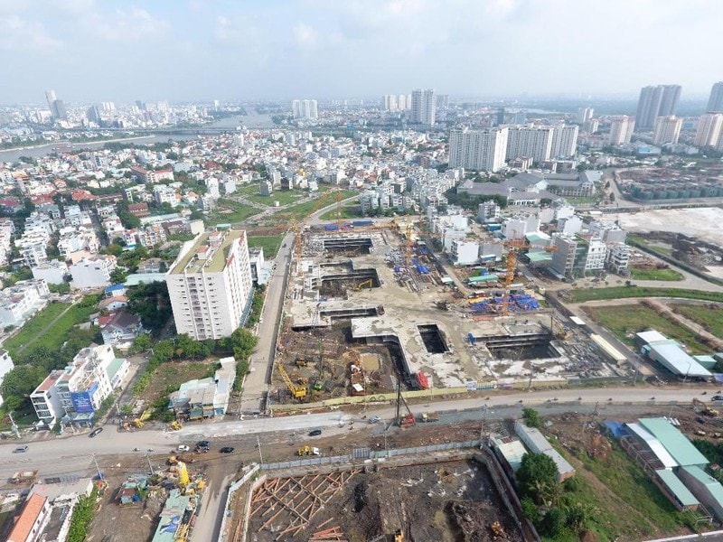 Theo các chuyên gia, “nội dung như dự thảo vẫn là chồng lấn, chồng chéo với hàng loạt các luật liên quan như Luật Doanh nghiệp, Luật Chứng khoán, Luật Kinh doanh bất động sản, nhà ở, bảo hiểm, ngân hàng, và hàng loạt các luật chuyên ngành khác”.