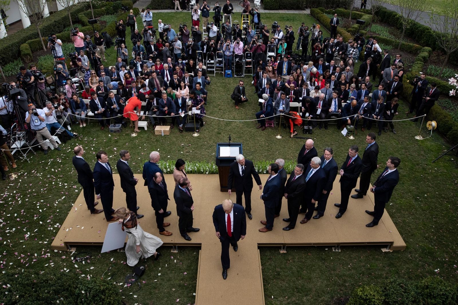 Donald Trump phát biểu tại Vường Hồng Nhà Trắng về việc cắt đứt tài trợ của Mỹ cho WHO