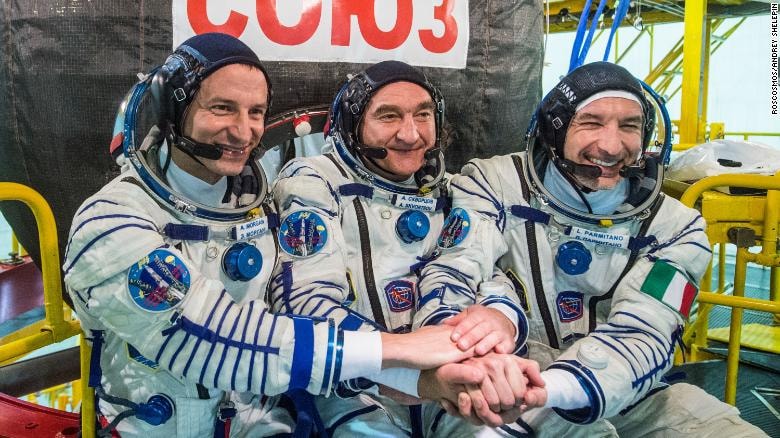 Đoàn thám hiểm 60 thành viên phi hành đoàn Andrew Morgan của NASA, Aleksandr Skvortsov thuộc cơ quan vũ trụ Nga Roscosmos và Luca Parmitano của ESA trước tàu vũ trụ Soyuz MS-13 của họ vào tháng 7 năm 2019. Ảnh NASA.