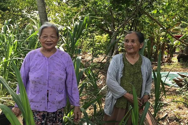 Bà Bùi Thị Phụng (78 tuổi- bên trái) rất vui mừng khi chứng kiến lễ khởi công cây cầu mơ ước