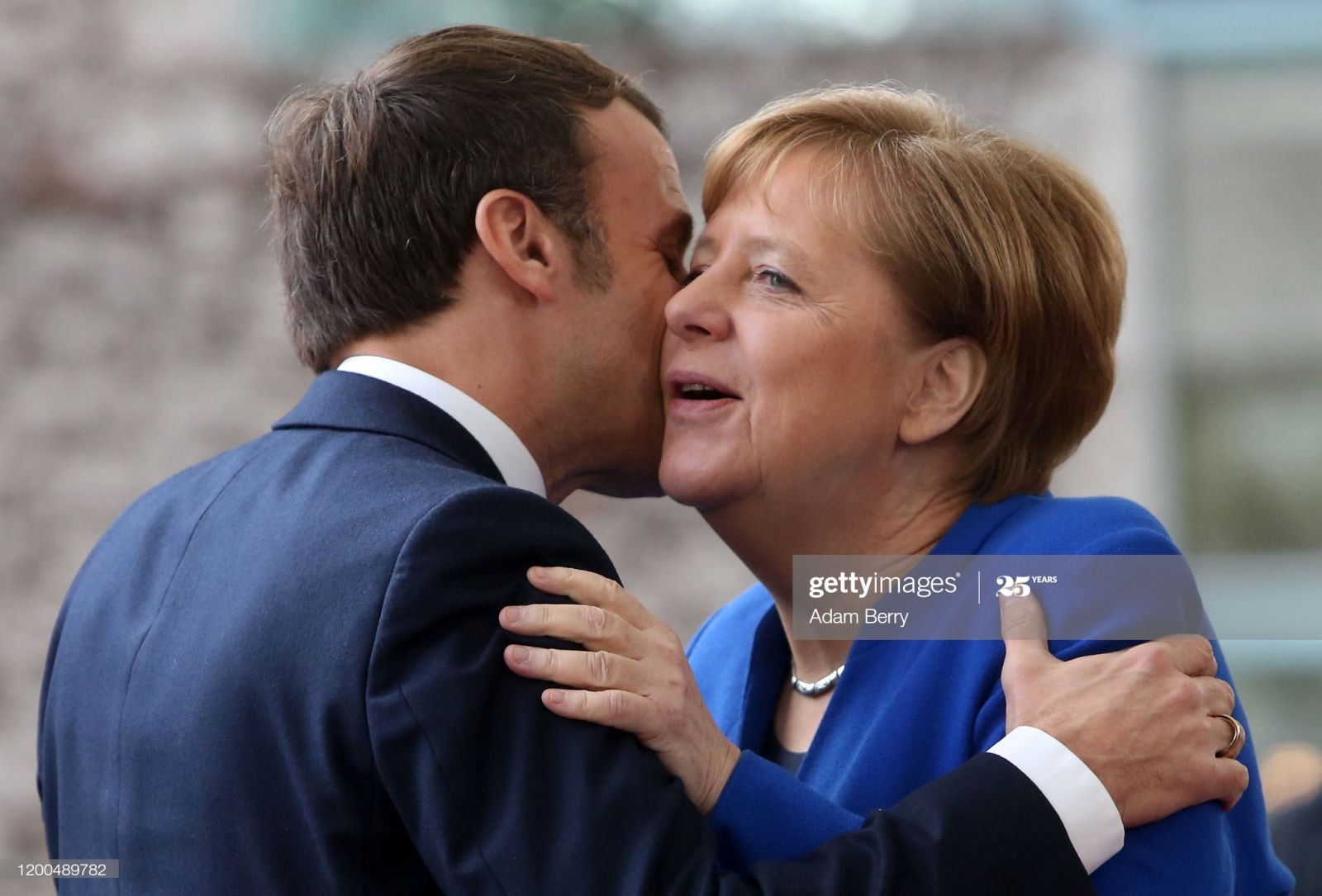 Sự hòa thuận giữa Emmanuel Macron và Angela Merkel có là cứu cánh cho một châu Âu khủng hoảng trầm trọng?