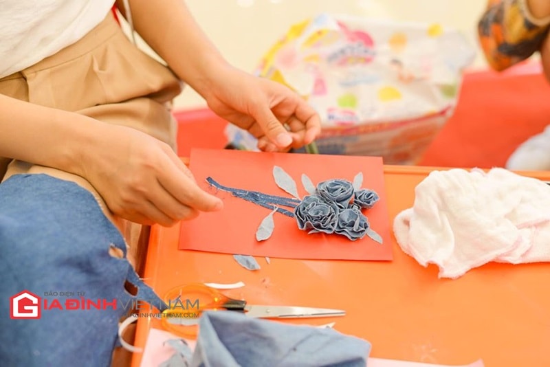 Đam mê đồ handmade, Hải Yến quyết lập nghiệp từ những chiếc túi, món đồ làm từ những chiếc quần, áo bò bỏ đi
