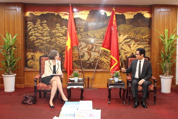Ngày 3/6, TS Vũ Tiến Lộc, Chủ tịch Phòng Thương mại và Công nghiệp Việt Nam (VCCI) đã tiếp Đại sứ Canada tại Việt Nam bà Deborah Paul.