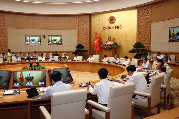 Ban Chỉ đạo nhận định: “Chúng ta đang đứng trước sức ép rất lớn, một mặt phải giữ an toàn trong nước, mặt khác không thể đóng cửa