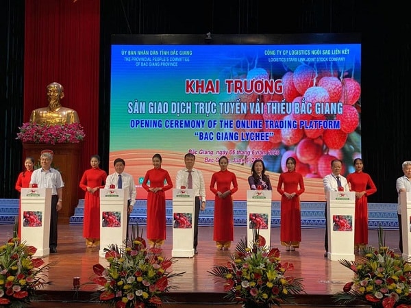 Lãnh đạo Bộ Công Thương, Bộ Nông nghiệp và PTNT và lãnh đạo tỉnh Bắc Giang khai trương sàn giao dịch trực tuyến vải thiều Bắc Giang. (Nguồn ảnh: Bộ Công Thương)