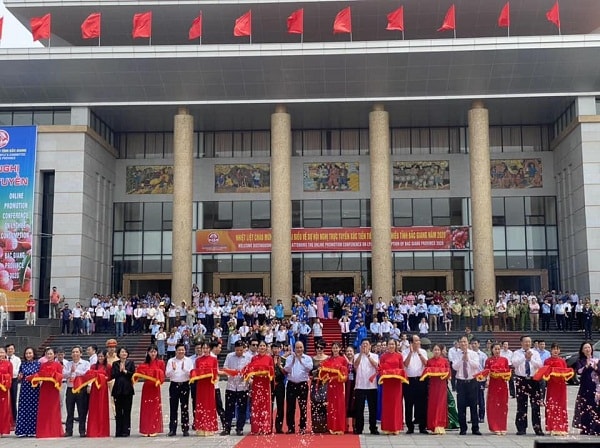 Thủ tướng Nguyễn Xuân Phúc và các đại biểu cắt băng xuất hành đoàn xe vải thiều tiêu thụ tại thị trường trong nước và quốc tế. (Nguồn ảnh: Bộ Công Thương)
