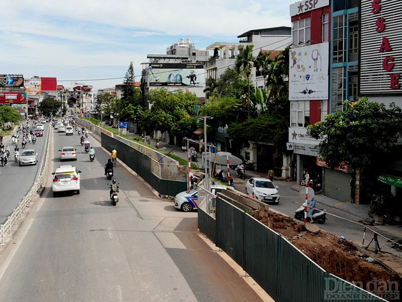 600 m tranh gốm bị quây rào tôn, phá dỡ từng đoạn.