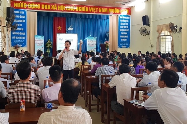 Đông đảo thầy cô giáo, phụ huynh học sinh tham gia các buổi tập huấn về việc triển khai SHĐ tại các trường học.