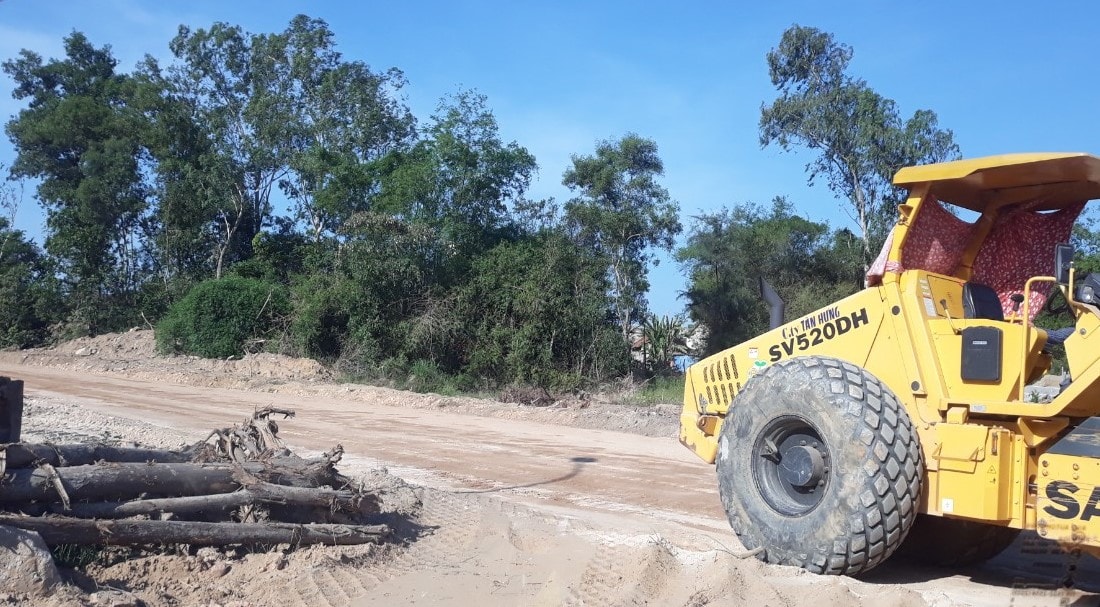 Dự án đại lộ Vinh - Cửa Lò đi qua địa bàn xã Nghi Phong, nơi xảy ra các sai phạm liên quan đến đất đai trong quá trình xác định nguồn gốc, hồ sơ biến động tăng-giảm diện tích đất...