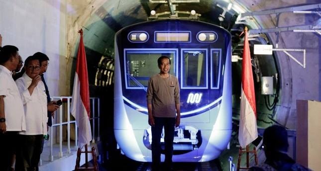 Tổng thống Indonesia giản dị đến dự lễ khánh thành Metro ở thủ đô Jakarta
