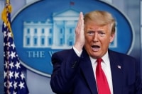 D. Trump khởi động 