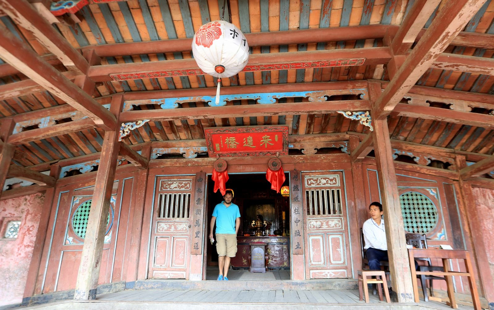 Năm 1719 Chúa Nguyễn Phúc Chu thăm Hội An và đặt tên tên cho chùa Cầu là Lai Viễn Kiều nay vẫn còn ở tấm biển lớn ở lối vào của gian thờ thần Bắc Đế Trấn Võ. Gian chính giữa chùa Cầu là nơi thờ thần Bắc Đế Trấn Võ - vị thần bảo hộ xứ sở, ban niềm vui hạnh phúc cho con người.