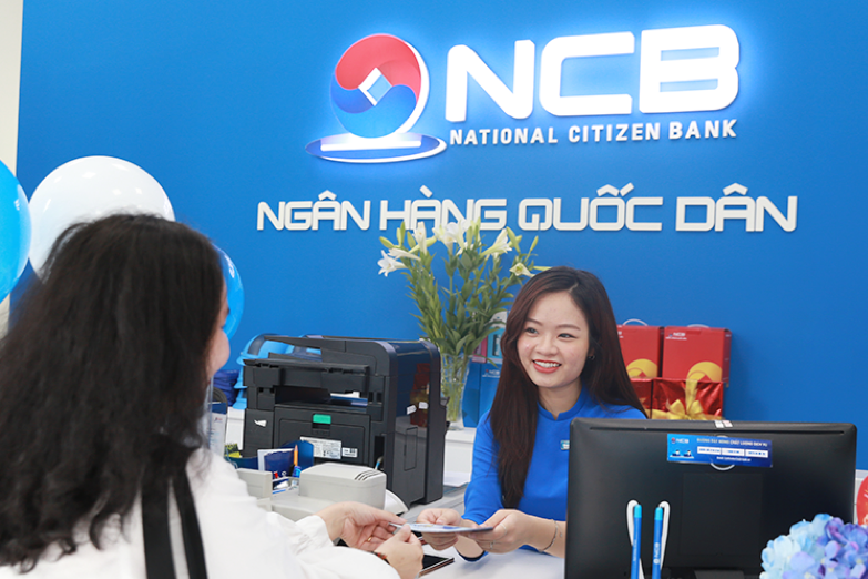 Những khách hàng đầu tiên tại PGD Nhân Chính