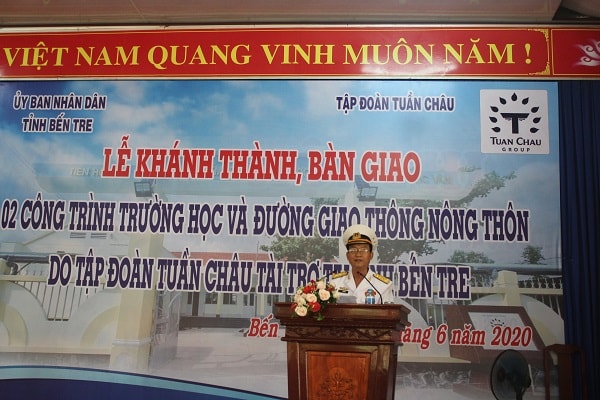 Ông Đào Hồng Tuyển, Phó Chủ tịch thường trực Hội cựu chiến binh Đoàn tàu không số, Chủ tịch Hội đồng quản trị Tập đoàn Tuần Châu phát biểu tại Lễ khánh thành, bàn giao các công trình có ý nghĩa an sinh xã hội với học sinh và bà con tỉnh Bến Tre