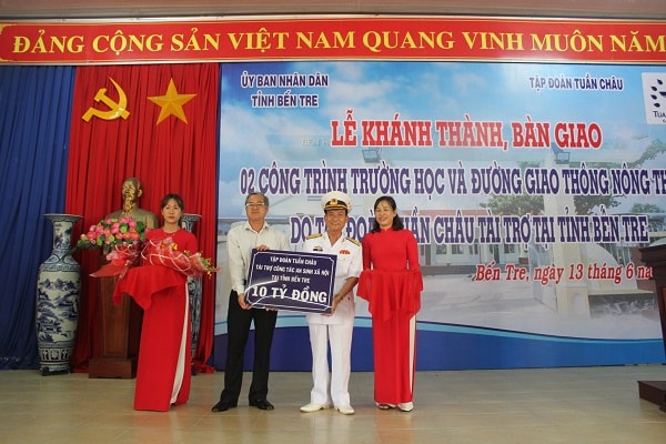 Ông Ông Đào Hồng Tuyển, Phó Chủ tịch thường trực Hội cựu chiến binh Đoàn tàu không số, Chủ tịch Hội đồng quản trị Tập đoàn Tuần Châu trao biển tài trợ tượng trưng 10 tỷ đồng cho đại diện địa phương