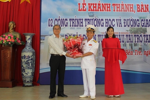 Ông Đào Hồng Tuyển, Phó Chủ tịch thường trực Hội cựu chiến binh Đoàn tàu không số, Chủ tịch Hội đồng quản trị Tập đoàn Tuần Châu nhận lẵng hoa tri ân vì sự tâm huyết và luôn quan tâm, san sẻ nguồn lực cho địa phương