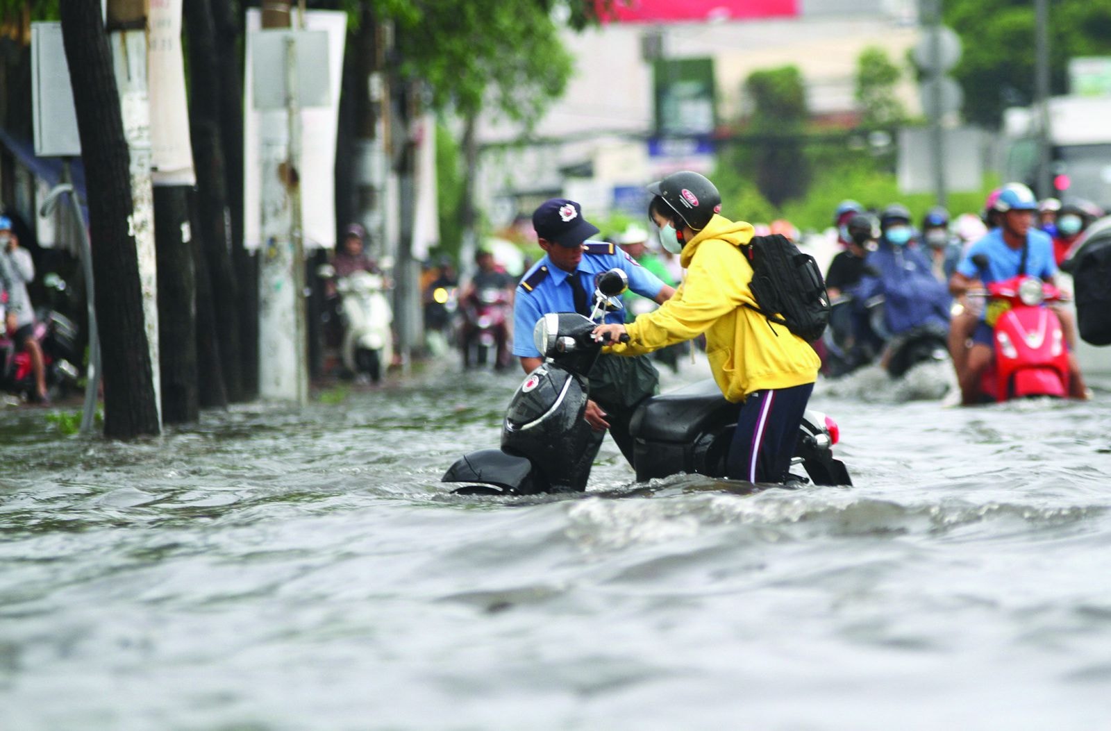 Dự án 7 hồ điều tiết ngầm theo công nghệ Nhật Bản trên địa bàn TP.HCM đã được UBND TP.HCM thông qua chủ trương nhưng vẫn án binh bất động do không xác định được giá định mức.p/Đường Nguyễn Hữu Cảnh, TP HCM ngập nặng mỗi khi có mưa lớn. Ảnh: Gia Minh 