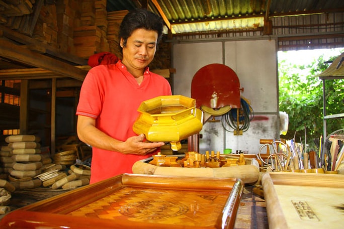 Ông Đào Nguyên Quang Kiệt với sản phẩm từ tre độc đáo của mình