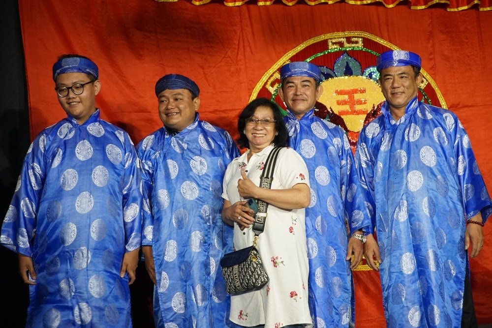 NSƯT Ngọc Khanh cùng nghệ nhân dàn cổ nhạc tại buổi diễn.