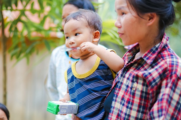 Các gia đình ở vùng cao mong muốn con được uống sữa đều đặn nhưng điều kiện kinh tế chưa cho phép.