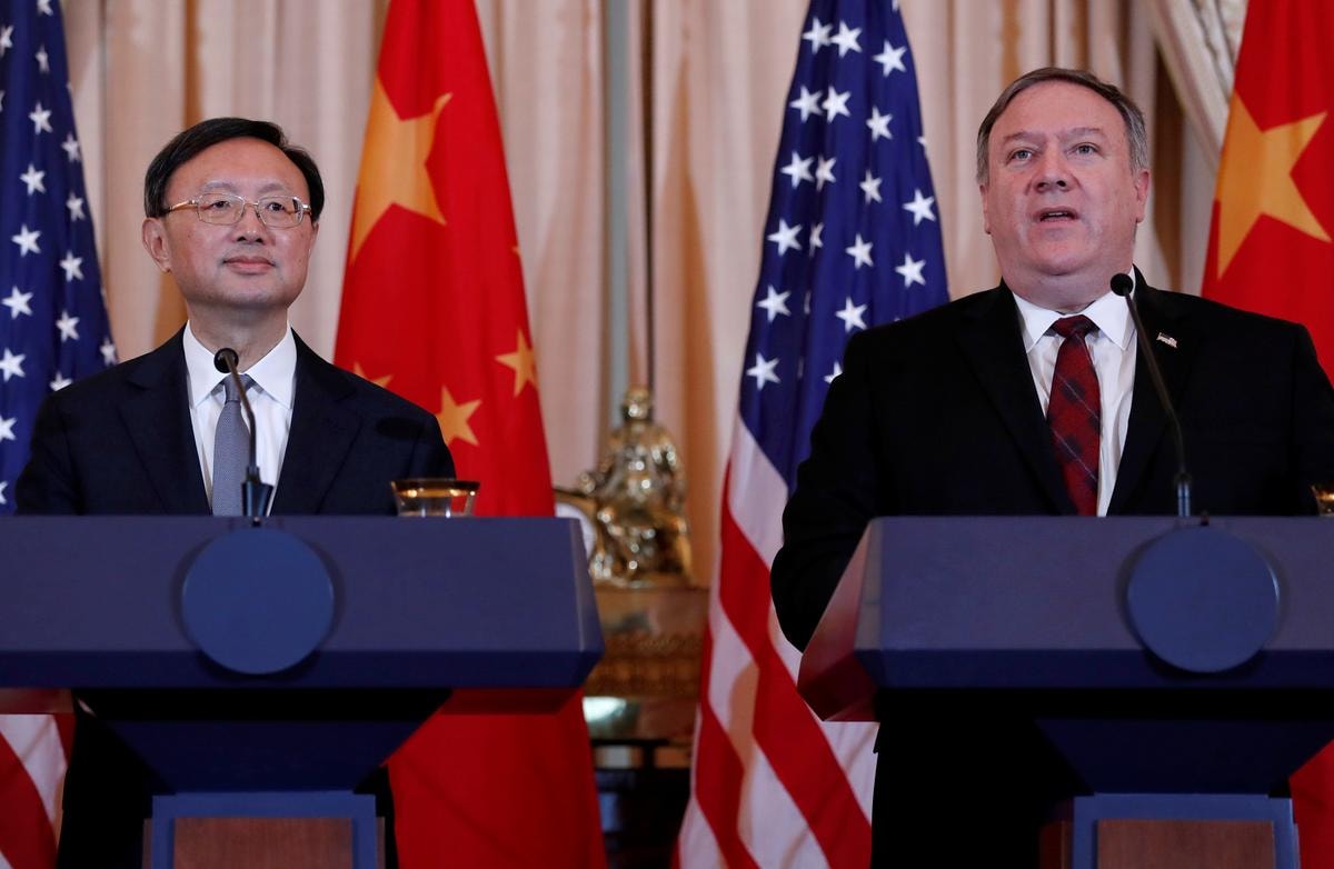 Ngoại trưởng Mỹ Mike Pompeo và Chủ nhiệm Văn phòng Ủy ban Công tác Đối ngoại Trung Quốc, Yang Jiechi tại cuộc hội đàm cấp Bộ trưởng ở Hawaii hôm thứ tư vừa qua. Ảnh Reuter.