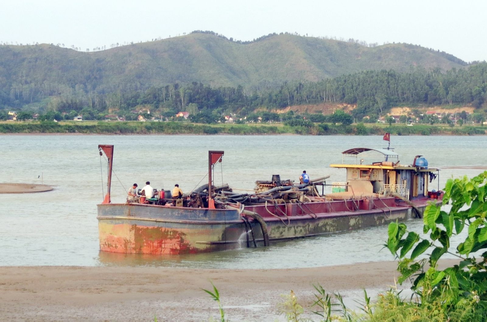 p/Tàu cát công suất lớn hút cát lúc 5h sáng thuộc phạm vi địa phận các xã Nam Thượng, Nam Lộc, Khánh Sơn rồi đưa về đổ tại bến cát cách đó không xa