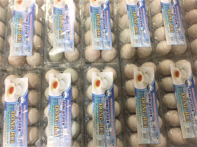 Trứng vịt biển Đồng Rui được bày bán tại các chuỗi siêu thị Lotte, Sói Biển và các cửa hàng chế biến bánh. Ảnh: HTX vịt biển Đồng Rui.