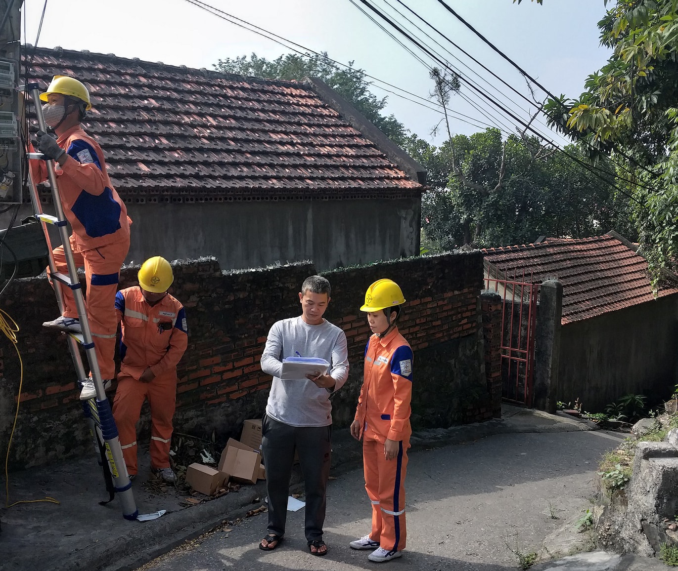 công nhân Kinh doanh ký Biên bản treo thao công tơ định kỳ với khách hàng