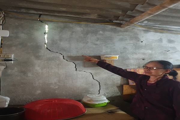 Bà Nguyễn Thị Dinh đang lo lắng vì ngôi nhà bị nứt 