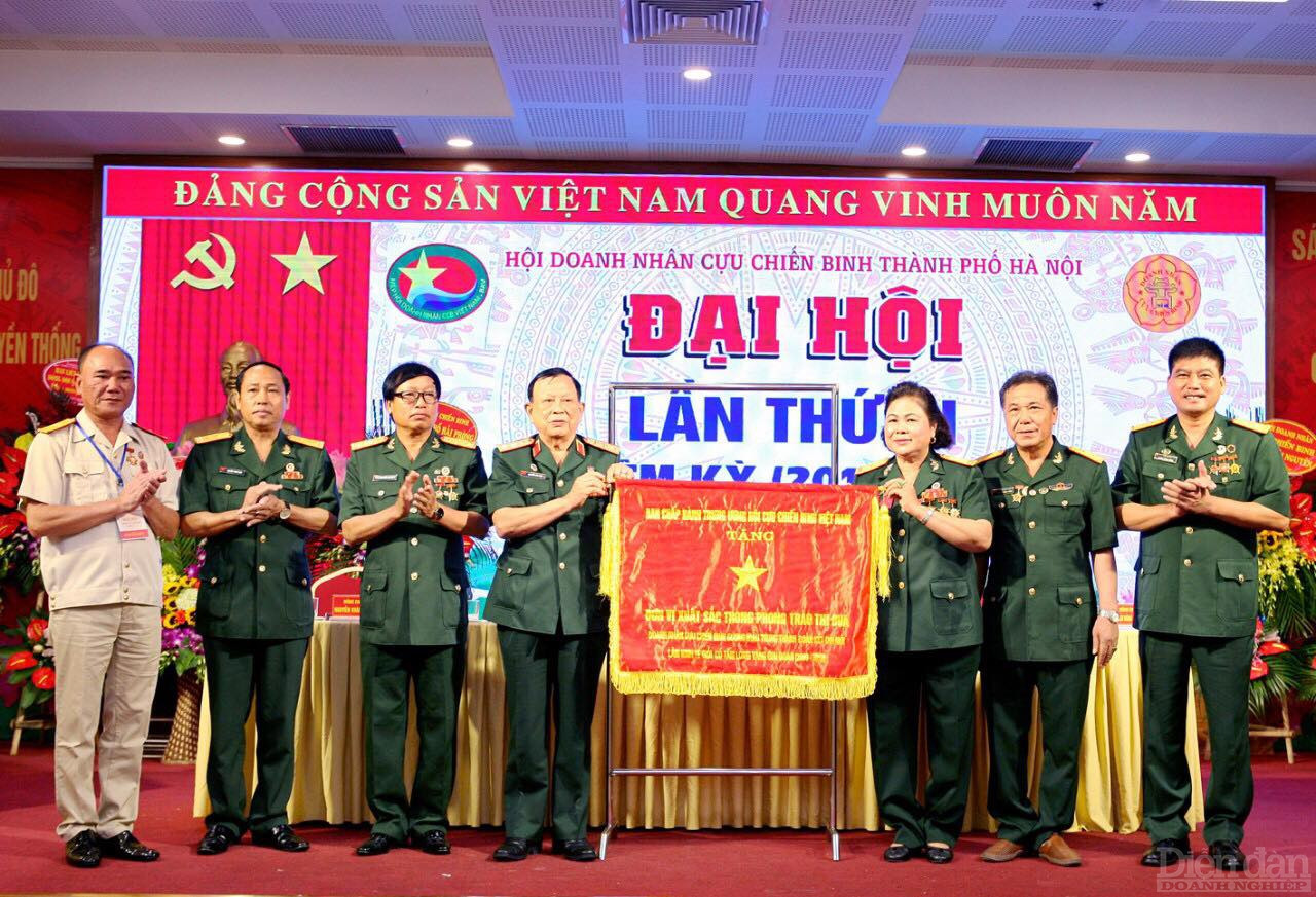 Doanh nhân Hoàng Mạnh Cường phía ngoài cùng bên tay phải tại Đại hội lần thứ III, nhiệm kỳ 2019 -2024 của Hội Doanh nhân cựu chiến binh Tp Hà Nội