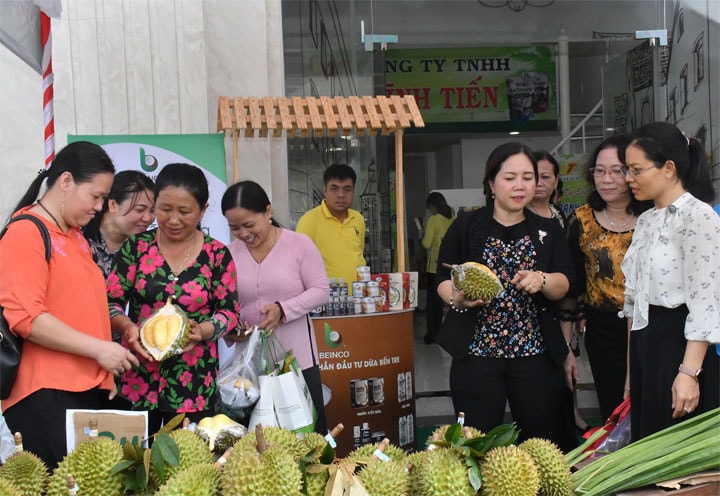 Gian hàng giới thiệu sản phẩm đặc sản Bến Tre