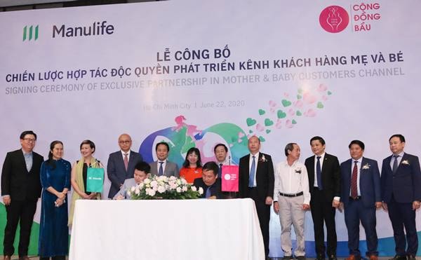  Manulife Việt Nam vừa ký kết hợp tác phân phối bảo hiểm nhân thọ độc quyền 5 năm với Cộng Đồng Bầu