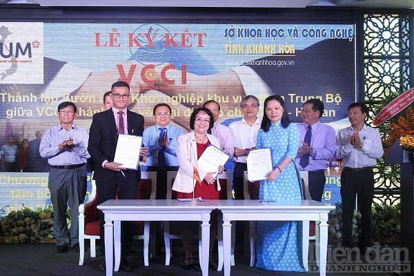 Lễ ký kết giữa VCCI Khánh Hòa, Đại diện tổ chức PUM - Hà Lan và Sở Khoa học và Công nghệ tỉnh Khánh Hòa