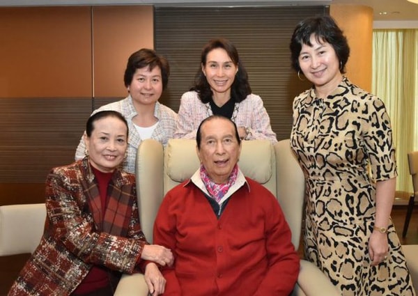 Người vợ thứ hai, Laam, Lucina King-Ying ngồi bên trái Stanley Ho.