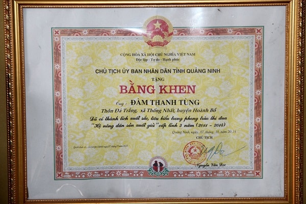 Bằng khén của chủ tịch tỉnh Quảng Ninh Nguyễn Văn Đọc tặng gia đình anh Tùng vì có thành tích sản xuất kinh tế giỏi thời điểm 2007, nay lại bị cho là trái phép. Ảnh Lê Cường