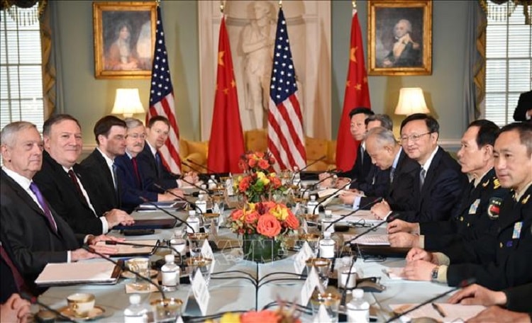 Ngoại trưởng Mỹ Mike Pompeo (thứ 2, trái) và Chủ nhiệm Văn phòng Ủy ban công tác đối ngoại Trung ương ĐCS Trung Quốc Dương Khiết Trì (thứ 3, phải) tại cuộc họp ở Washington ngày 9/11/2018. Ảnh: AFP/TTXVN