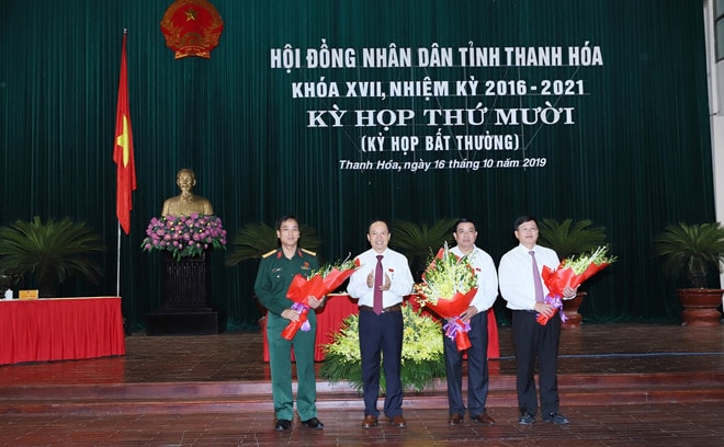 Bí thư Tỉnh ủy, Chủ tịch HĐND tỉnh Trịnh Văn Chiến tặng hoa chúc mừng ông Mai Xuân Liêm (ngoài cùng bên phải)