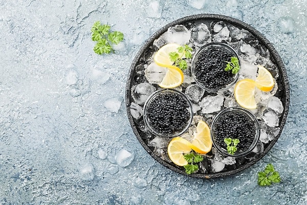Để thưởng thức trọn vẹn hương vị, trứng cá muối Caviar phải được bảo quản lạnh